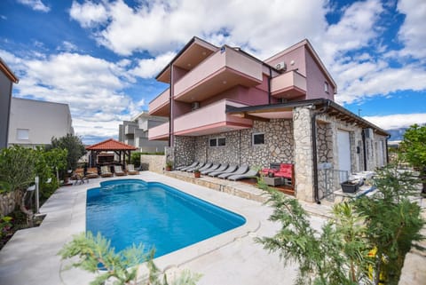 Property building, Balcony/Terrace, Swimming pool, sunbed