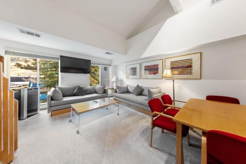 Palisades Tahoe Lodge Rentals Studio Loft #308 Apartment in Palisades Tahoe (Olympic Valley)