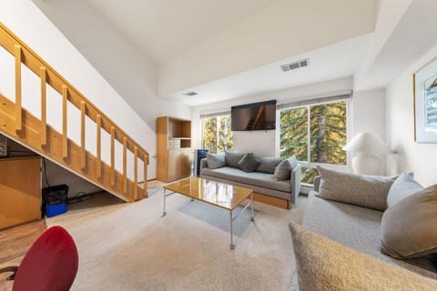 Palisades Tahoe Lodge Rentals Studio Loft #308 Apartment in Palisades Tahoe (Olympic Valley)