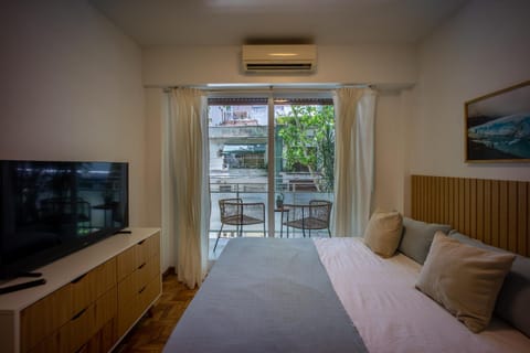 Bed, TV and multimedia, Bedroom