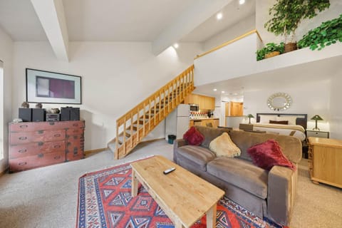 Palisades Tahoe Lodge Rentals Studio Loft #345 Apartment in Palisades Tahoe (Olympic Valley)