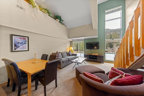 Palisades Tahoe Lodge Rentals Studio Loft #331 Apartment in Palisades Tahoe (Olympic Valley)
