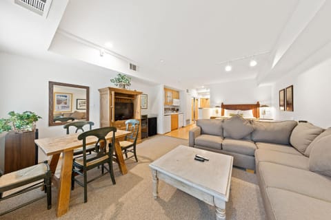 Palisades Tahoe Lodge Rentals Studio #111 Apartment in Palisades Tahoe (Olympic Valley)