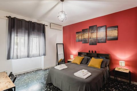 Bed, Photo of the whole room, Seating area, Bedroom, towels