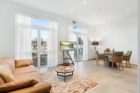 TV and multimedia, Kitchen or kitchenette, Living room, Seating area, Dining area