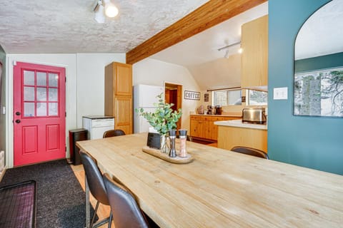 Solitude Mountain Cabin Creek-Side View and Hot Tub Cabin in Wasatch County