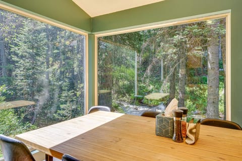 Solitude Mountain Cabin Creek-Side View and Hot Tub Cabin in Wasatch County