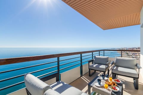 View (from property/room), Balcony/Terrace, Seating area, Sea view, sunbed
