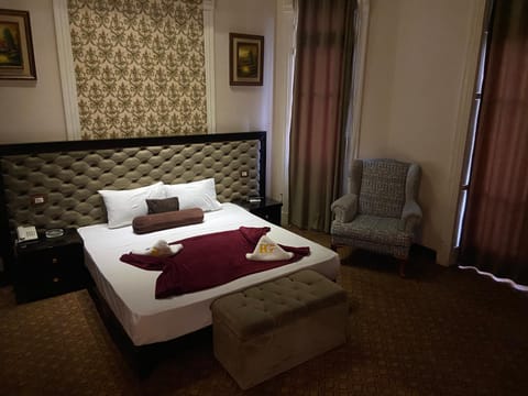 Bed, Photo of the whole room, Seating area, Bedroom, towels
