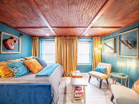Bed, Seating area, Bedroom