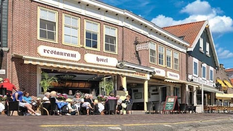 Facade/entrance, People, Balcony/Terrace, group of guests