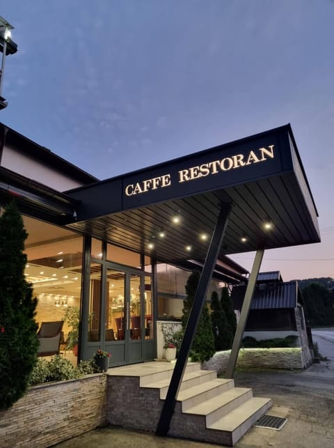 Restaurant/places to eat, Facade/entrance