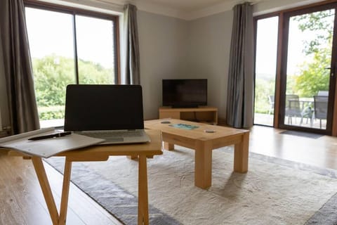 Spacious bungalow with estuary views near Llansteffan House in Llansteffan