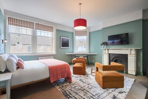 Bed, TV and multimedia, Living room, Photo of the whole room, Seating area, Evening entertainment, Bedroom
