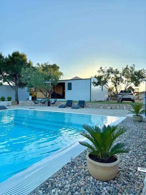 Property building, Day, Swimming pool