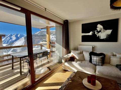 Balcony/Terrace, Living room, Mountain view