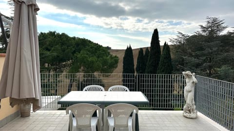 M213 - Marcelli, trilocale con ampio terrazzo panoramico Apartment in Marcelli