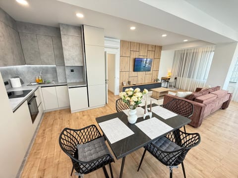 TV and multimedia, Kitchen or kitchenette, Living room, Seating area, Dining area, oven