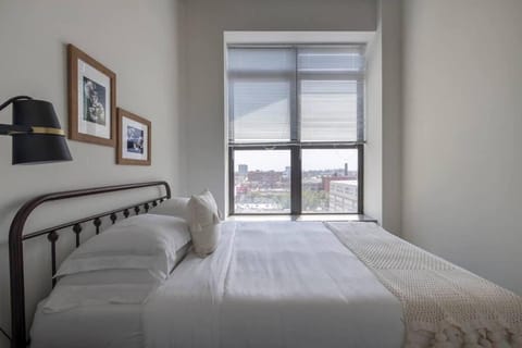 Modern 2BR Stay in South Loop with Optional Parking & Gym Access Near Museum Campus & Grant Park Apartment in South Loop