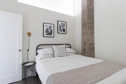 Modern 2BR Stay in South Loop with Optional Parking & Gym Access Near Museum Campus & Grant Park Apartment in South Loop