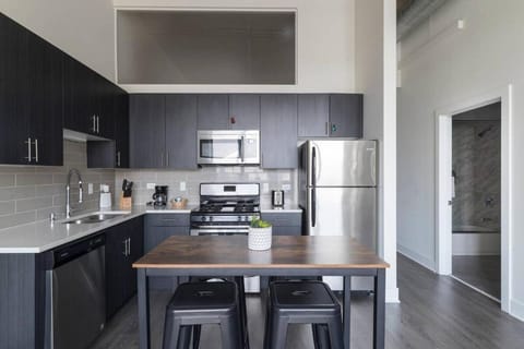 Modern 2BR Stay in South Loop with Optional Parking & Gym Access Near Museum Campus & Grant Park Apartment in South Loop