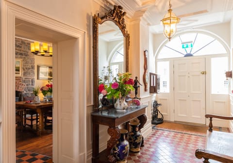 Photo of the whole room, Decorative detail