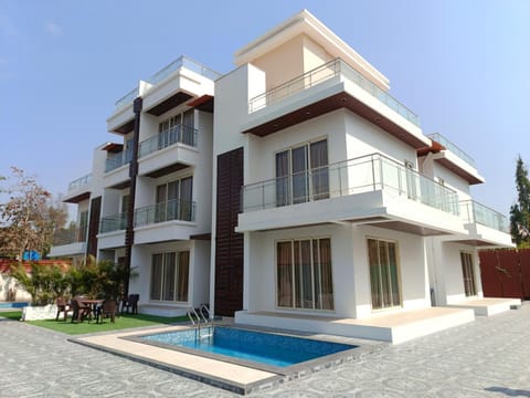 Property building, Day, Pool view, Swimming pool