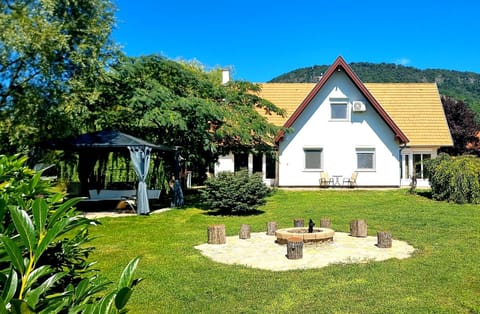 Property building, Garden, Garden view, Mountain view