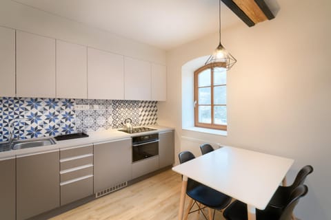 Kitchen or kitchenette, Dining area, pet friendly, stove