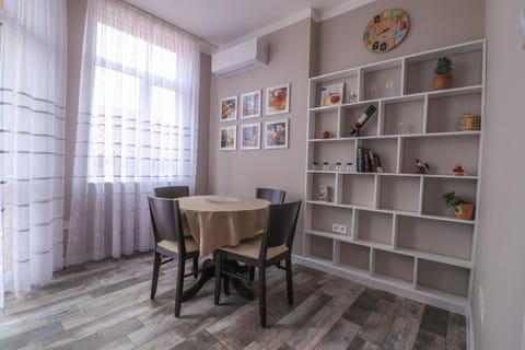 Seating area, Dining area
