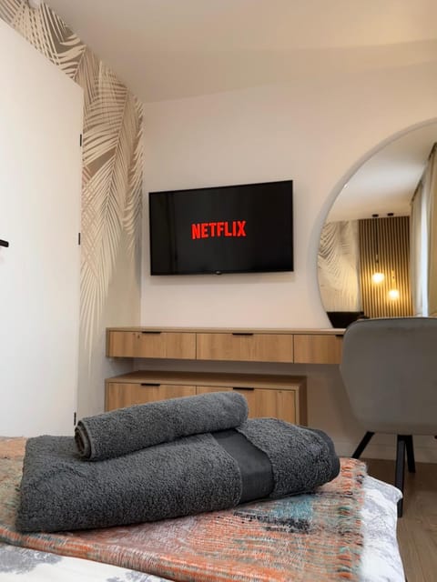 Bed, TV and multimedia, Bedroom, towels