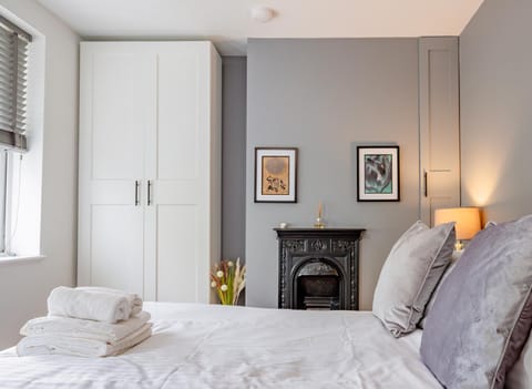 Bed, Bedroom, towels