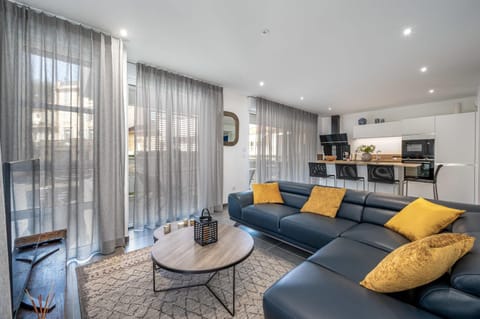 Kitchen or kitchenette, Living room, Seating area, Dining area, stove