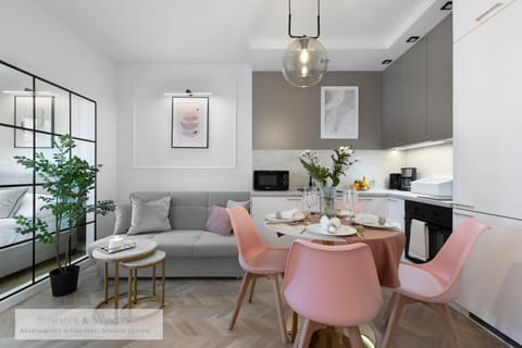 4 stars, Luxury Butterfly & Bike Apartments, Gdynia Orłowo, 15 mieszkań, z oddzielną sypialnią, windą i płatnym parkingiem, blisko drog rowerowych, niedaleko molo, golf, stadnina, adventure park, SUMMERWINTER Brand Apartment in Pomeranian Voivodeship