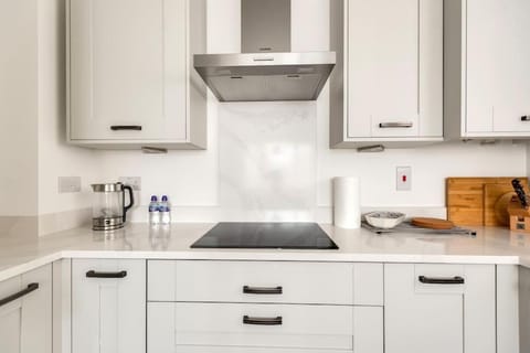 Kitchen or kitchenette, pet friendly, stove