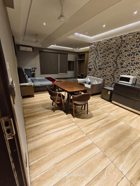 Kitchen or kitchenette, Living room, Seating area, Dining area, minibar