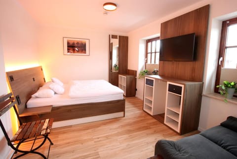 Bed, TV and multimedia, Seating area, Bedroom