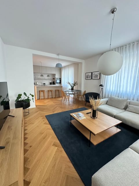 TV and multimedia, Kitchen or kitchenette, Living room, Seating area, Dining area