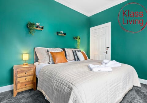 Bed, Decorative detail, Bedroom, Guests, group of guests, cot, Family