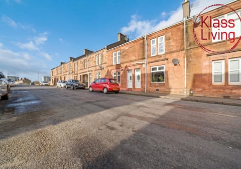 Facade/entrance, Decorative detail, Guests, Location, group of guests, Family