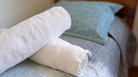 Bed, towels