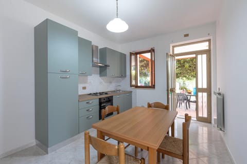 Kitchen or kitchenette, Dining area, oven, pet friendly, stove