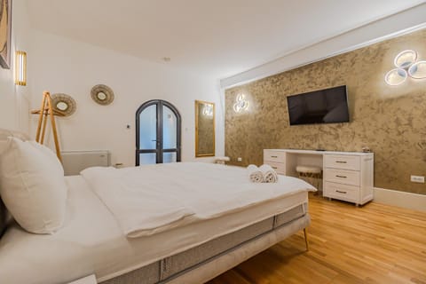 Bed, TV and multimedia, Bedroom