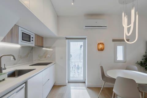 Kitchen or kitchenette, Dining area, minibar, stove, air conditioner