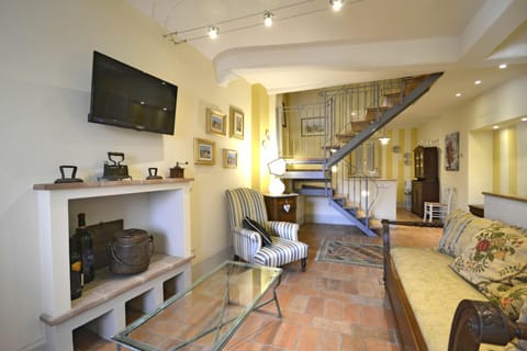 Facade/entrance, Living room, Photo of the whole room, Decorative detail