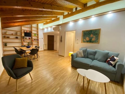 TV and multimedia, Living room, Seating area, air conditioner
