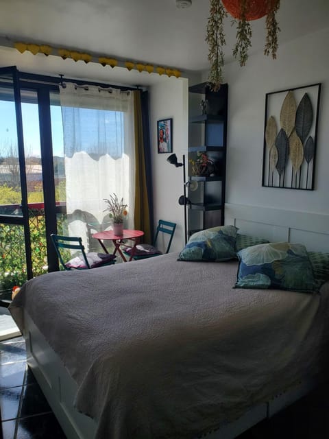 Photo of the whole room, Bedroom