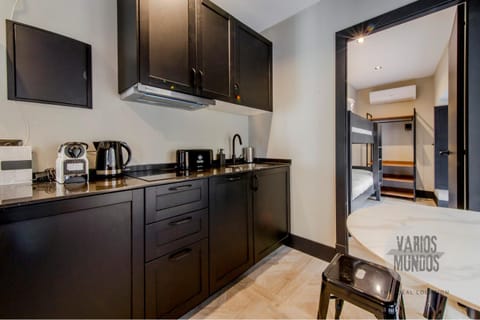 Coffee/tea facilities, Kitchen or kitchenette