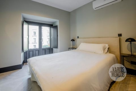 Photo of the whole room, air conditioner