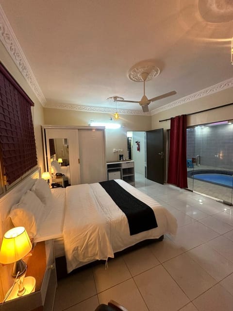 Bed, Photo of the whole room, Bedroom, fireplace, air conditioner